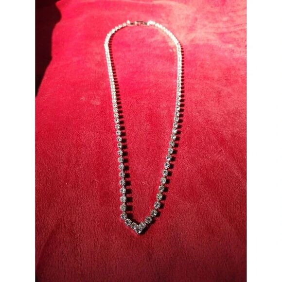 Austrian crystal silvertone necklace - Picture 5 of 6